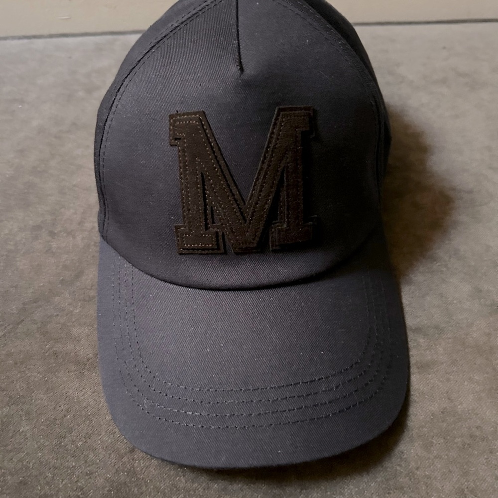 Moncler M hat like new Navy